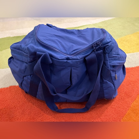 Athleta Handbags - Athleta Kinetic Duffle Bag